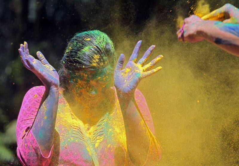 Entre el 20 y el 21 de marzo, como cada año, millones de devotos de la conservadora sociedad de la India pierden el recato en la fiesta más alegre del hinduismo, Holi, y se lanzan a las calles de las ciudades y aldeas en una aventura de jarana para cubrirse con kilos de polvos y tinturas de colores, y venerar a Krishna, el dios del amor, en el día del equinoccio de primavera.