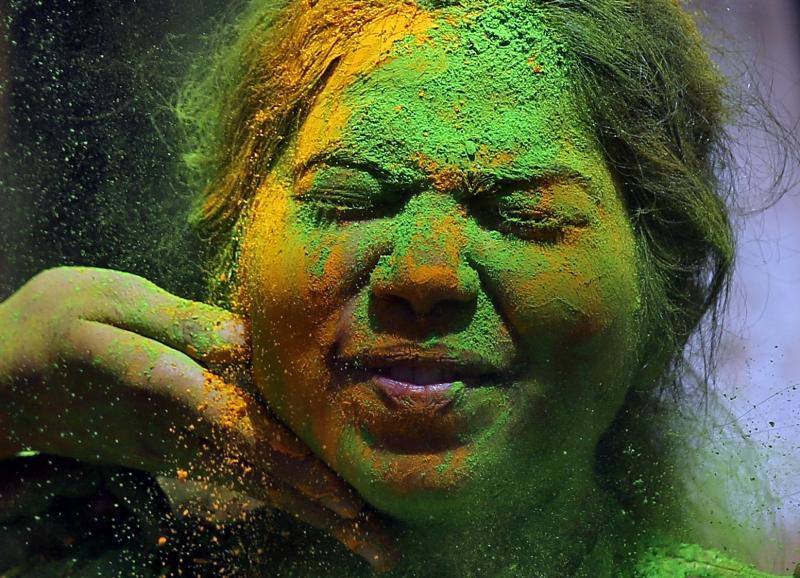 Entre el 20 y el 21 de marzo, como cada año, millones de devotos de la conservadora sociedad de la India pierden el recato en la fiesta más alegre del hinduismo, Holi, y se lanzan a las calles de las ciudades y aldeas en una aventura de jarana para cubrirse con kilos de polvos y tinturas de colores, y venerar a Krishna, el dios del amor, en el día del equinoccio de primavera.