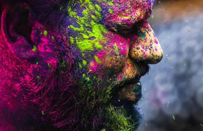 Entre el 20 y el 21 de marzo, como cada año, millones de devotos de la conservadora sociedad de la India pierden el recato en la fiesta más alegre del hinduismo, Holi, y se lanzan a las calles de las ciudades y aldeas en una aventura de jarana para cubrirse con kilos de polvos y tinturas de colores, y venerar a Krishna, el dios del amor, en el día del equinoccio de primavera.