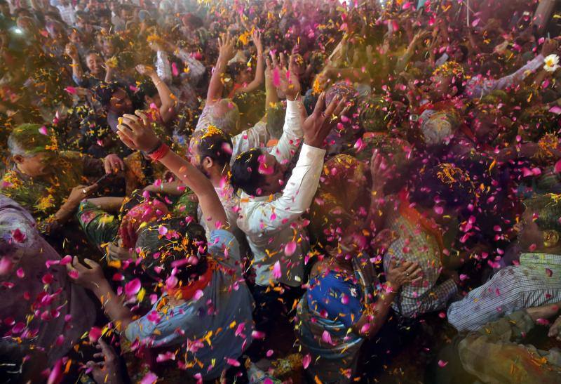 Entre el 20 y el 21 de marzo, como cada año, millones de devotos de la conservadora sociedad de la India pierden el recato en la fiesta más alegre del hinduismo, Holi, y se lanzan a las calles de las ciudades y aldeas en una aventura de jarana para cubrirse con kilos de polvos y tinturas de colores, y venerar a Krishna, el dios del amor, en el día del equinoccio de primavera.