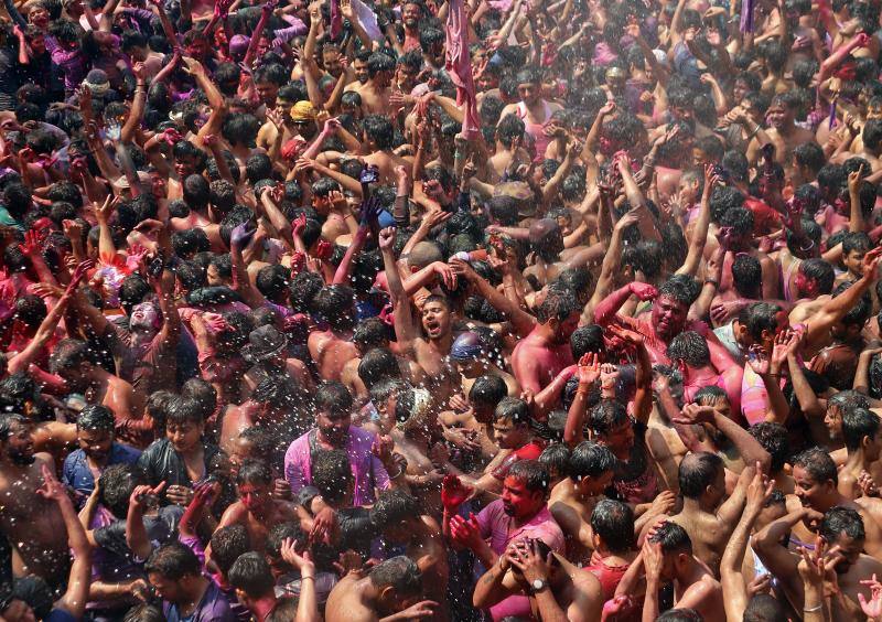 Entre el 20 y el 21 de marzo, como cada año, millones de devotos de la conservadora sociedad de la India pierden el recato en la fiesta más alegre del hinduismo, Holi, y se lanzan a las calles de las ciudades y aldeas en una aventura de jarana para cubrirse con kilos de polvos y tinturas de colores, y venerar a Krishna, el dios del amor, en el día del equinoccio de primavera.