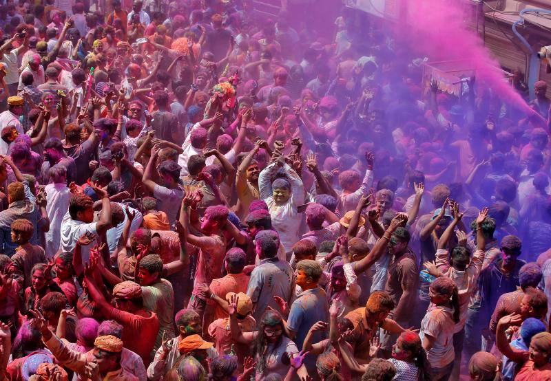 Entre el 20 y el 21 de marzo, como cada año, millones de devotos de la conservadora sociedad de la India pierden el recato en la fiesta más alegre del hinduismo, Holi, y se lanzan a las calles de las ciudades y aldeas en una aventura de jarana para cubrirse con kilos de polvos y tinturas de colores, y venerar a Krishna, el dios del amor, en el día del equinoccio de primavera.