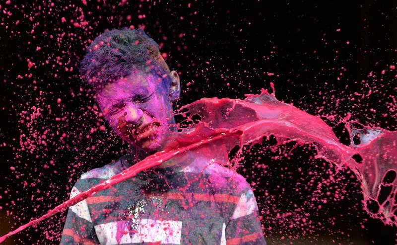 Entre el 20 y el 21 de marzo, como cada año, millones de devotos de la conservadora sociedad de la India pierden el recato en la fiesta más alegre del hinduismo, Holi, y se lanzan a las calles de las ciudades y aldeas en una aventura de jarana para cubrirse con kilos de polvos y tinturas de colores, y venerar a Krishna, el dios del amor, en el día del equinoccio de primavera.