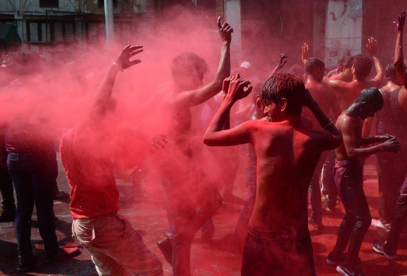 Entre el 20 y el 21 de marzo, como cada año, millones de devotos de la conservadora sociedad de la India pierden el recato en la fiesta más alegre del hinduismo, Holi, y se lanzan a las calles de las ciudades y aldeas en una aventura de jarana para cubrirse con kilos de polvos y tinturas de colores, y venerar a Krishna, el dios del amor, en el día del equinoccio de primavera.