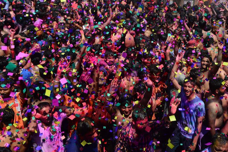 Entre el 20 y el 21 de marzo, como cada año, millones de devotos de la conservadora sociedad de la India pierden el recato en la fiesta más alegre del hinduismo, Holi, y se lanzan a las calles de las ciudades y aldeas en una aventura de jarana para cubrirse con kilos de polvos y tinturas de colores, y venerar a Krishna, el dios del amor, en el día del equinoccio de primavera.