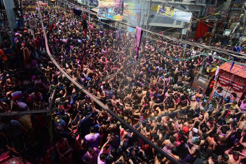 Entre el 20 y el 21 de marzo, como cada año, millones de devotos de la conservadora sociedad de la India pierden el recato en la fiesta más alegre del hinduismo, Holi, y se lanzan a las calles de las ciudades y aldeas en una aventura de jarana para cubrirse con kilos de polvos y tinturas de colores, y venerar a Krishna, el dios del amor, en el día del equinoccio de primavera.
