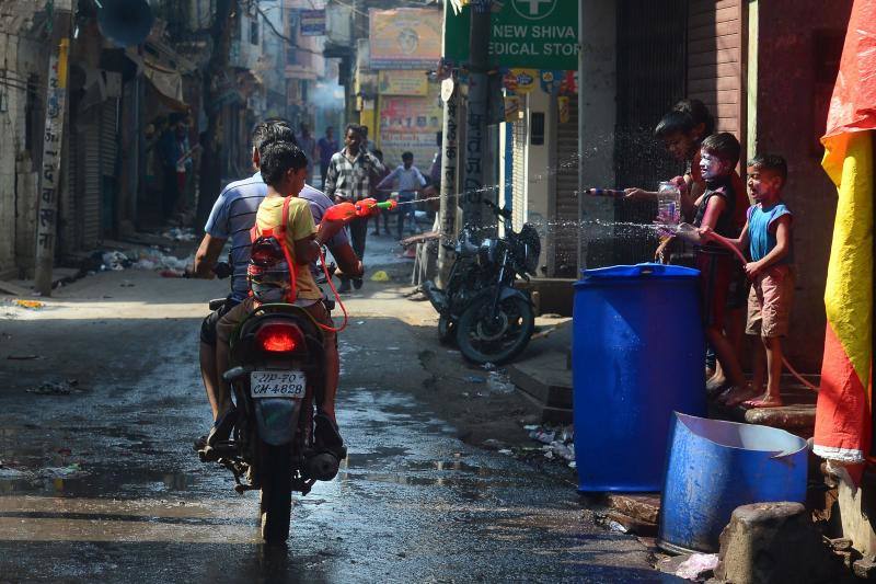 Entre el 20 y el 21 de marzo, como cada año, millones de devotos de la conservadora sociedad de la India pierden el recato en la fiesta más alegre del hinduismo, Holi, y se lanzan a las calles de las ciudades y aldeas en una aventura de jarana para cubrirse con kilos de polvos y tinturas de colores, y venerar a Krishna, el dios del amor, en el día del equinoccio de primavera.