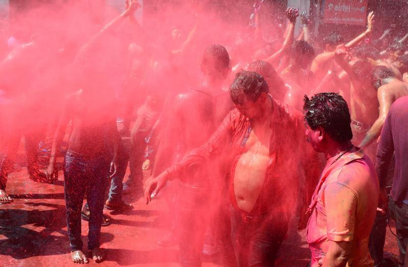 Entre el 20 y el 21 de marzo, como cada año, millones de devotos de la conservadora sociedad de la India pierden el recato en la fiesta más alegre del hinduismo, Holi, y se lanzan a las calles de las ciudades y aldeas en una aventura de jarana para cubrirse con kilos de polvos y tinturas de colores, y venerar a Krishna, el dios del amor, en el día del equinoccio de primavera.