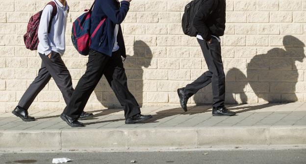 Tres menores, a la salida de un colegio. 