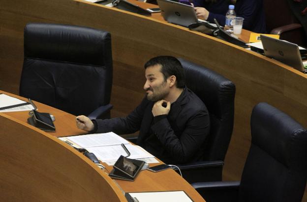 El conseller de Educación, Vicent Marzà, durante el pleno de Les Corts celebrado a mediados de febrero. 