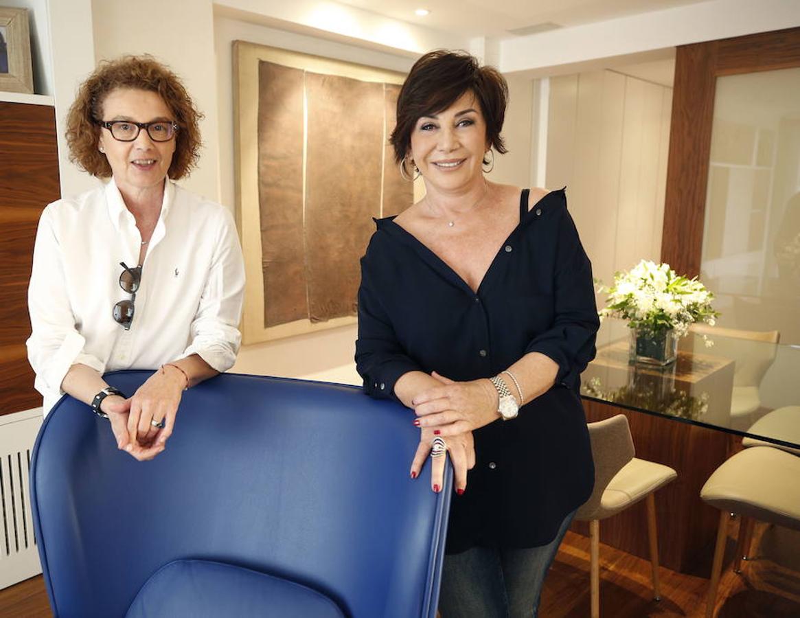 Las peticiones que Mariche Correcher planteó a la diseñadora creativa Carmen Bayarri estaban muy claras: que la casa tuviera muchos armarios, que la cocina y el salón estuviesen unidos pero a la vez se pudieran independizar y que la zona más tranquila de la casa albergara una suerte de suite en la que poder refugiarse después de la jornada de trabajo. Además le pidió que al entrar a la vivienda pudiera ver un ramo de flores. Con estas premisas, hace cuatro años se esbozó el proyecto en esta casa ubicada en una finca con carácter en pleno Ensanche valenciano. Para vestir el suelo escogieron madera de nogal, al igual que en las puertas que dividen las estancias. El resto de las puertas son blancas con las manivelas en negro y van de suelo a techo buscando potenciar la sensación de amplitud. En los baños instalaron porcelánico negro en el suelo que contrasta muy bien con el nogal. Carmen propuso ubicar junto a la entrada una escultura lacada flotante en rojo Ferrari que enmarca el espacio y permite ver el ramo de flores que reposa sobre la mesa del salón nada más entrar, que era uno de los deseos de la propietaria. La iluminación está integrada en la propia arquitectura. En lugar de obviar los pilares se decidió marcarlos de manera interna con filas de luz para ofrecer un ambiente casi escultórico. 