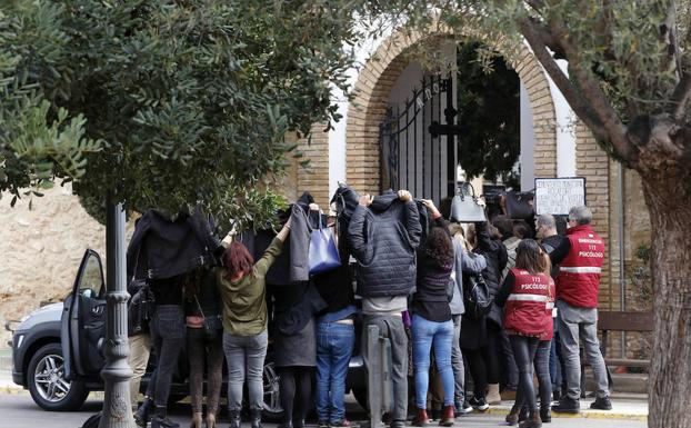 Imagen principal - Dolor y silencio en el adiós a los niños asesinados en Godella