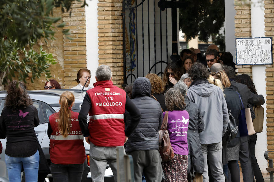 Un cordón policial formado por diez agentes ha protegido la entrada del camposanto dejando paso únicamente a los familiares y más allegados de los menores.