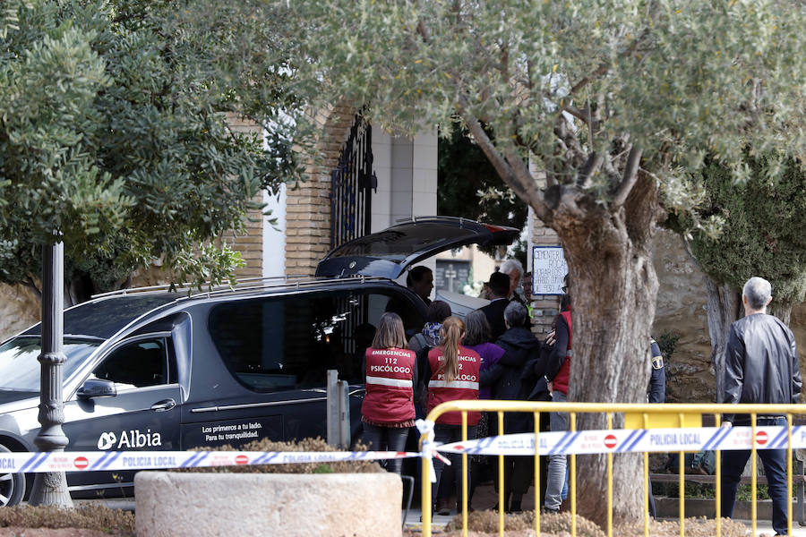 Un cordón policial formado por diez agentes ha protegido la entrada del camposanto dejando paso únicamente a los familiares y más allegados de los menores.