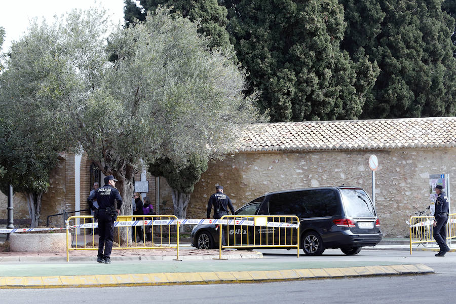 Un cordón policial formado por diez agentes ha protegido la entrada del camposanto dejando paso únicamente a los familiares y más allegados de los menores.