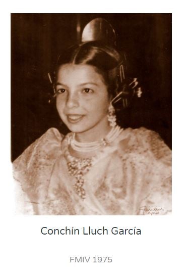 La primera fallera mayor infantil fue Teresa del Sacramento Agramunt y desde 1940 le han sucedido decenas de niñas que representaron a las Fallas con toda su alegría. Entre ellas, dos apellidos muy conocidos: Mari Carmen Martínez Bordiú Franco y Sonsoles Suárez Illana.