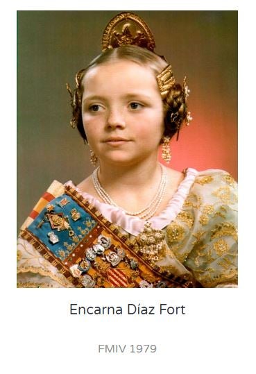 La primera fallera mayor infantil fue Teresa del Sacramento Agramunt y desde 1940 le han sucedido decenas de niñas que representaron a las Fallas con toda su alegría. Entre ellas, dos apellidos muy conocidos: Mari Carmen Martínez Bordiú Franco y Sonsoles Suárez Illana.