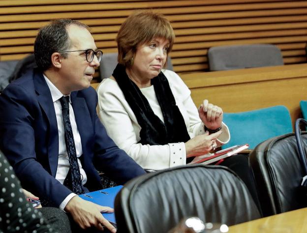 El presidente del consejo, Enrique Serrano, y Empar Marco en la comisión de la televisión valenciana en Les Corts. 