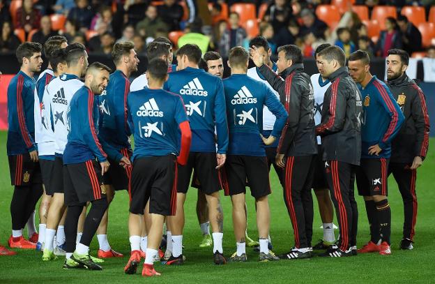 Charla de Luis Enrique a los jugadores de la selección en el centro del campo de Mestalla. 