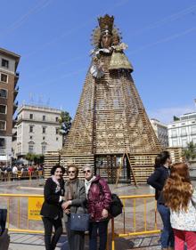 Imagen secundaria 2 - Desmontaje del catafalco de la Virgen de los Desamparados.