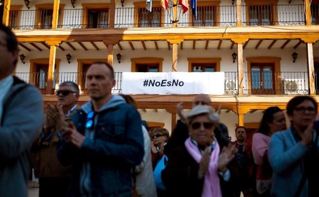 Vecinos de Ciempozuelos se han concentrado para mostrar su repulsa por los hechos. 