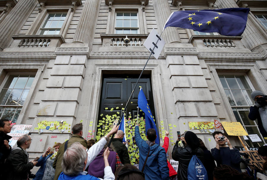 Un millón de británicos, según los organizadores, procedentes de las islas escocesas, de Bristol, Mánchester o Leeds se han manifestado por el centro de Londres para exigir que se celebre un segundo referéndum sobre el 'Brexit'.