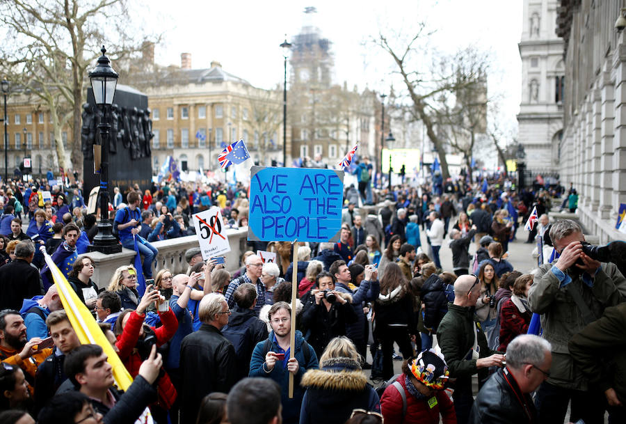 Un millón de británicos, según los organizadores, procedentes de las islas escocesas, de Bristol, Mánchester o Leeds se han manifestado por el centro de Londres para exigir que se celebre un segundo referéndum sobre el 'Brexit'.