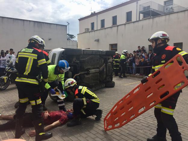 Policías, sanitarios y bomberos, recrean el protocolo a seguir durante un atropello simulado en el IES Joanot Martorell de Valencia. 