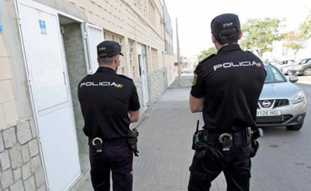 Sucesos en Valencia | Agrede a varios policías en Valencia tras una discusión con su pareja dentro de su casa