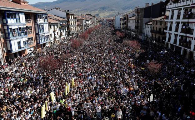 Manifestación rechaza en Alsasua la sentencia por agresión a guardias civiles.