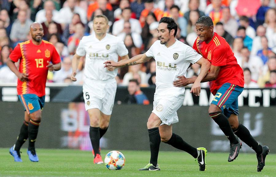 Lleno total por el centenario del Valencia. Mestalla se rinde a los pies de un partido único por el aniversario del club con un homenaje a los jugadores valencianistas de diferentes épocas. Un combinado con las leyendas del Valencia CF se enfrenta a un equipo de históricos de la selección española