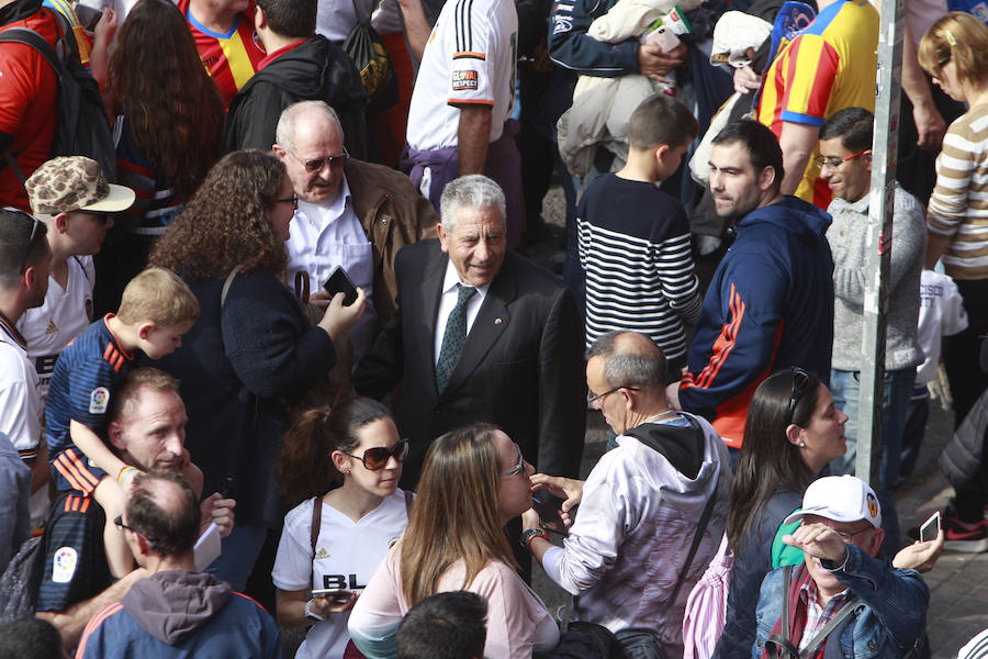 Lleno total por el centenario del Valencia. Mestalla se rinde a los pies de un partido único por el aniversario del club con un homenaje a los jugadores valencianistas de diferentes épocas. Un combinado con las leyendas del Valencia CF se enfrenta a un equipo de históricos de la selección española