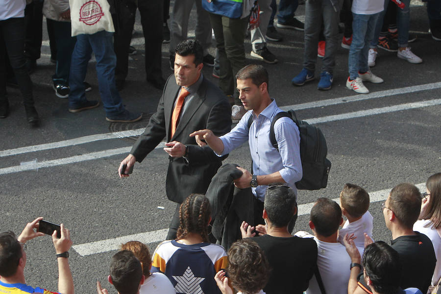 Lleno total por el centenario del Valencia. Mestalla se rinde a los pies de un partido único por el aniversario del club con un homenaje a los jugadores valencianistas de diferentes épocas. Un combinado con las leyendas del Valencia CF se enfrenta a un equipo de históricos de la selección española