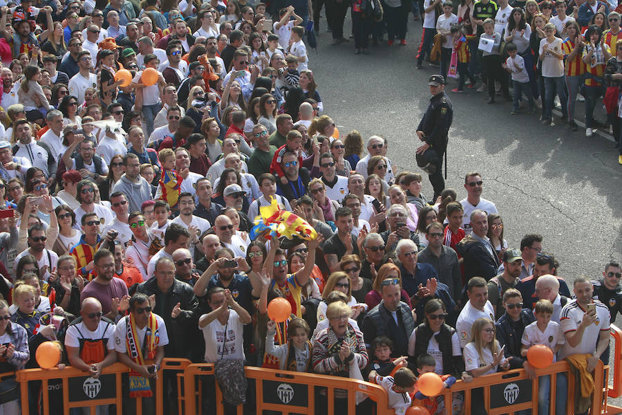 Lleno total por el centenario del Valencia. Mestalla se rinde a los pies de un partido único por el aniversario del club con un homenaje a los jugadores valencianistas de diferentes épocas. Un combinado con las leyendas del Valencia CF se enfrenta a un equipo de históricos de la selección española