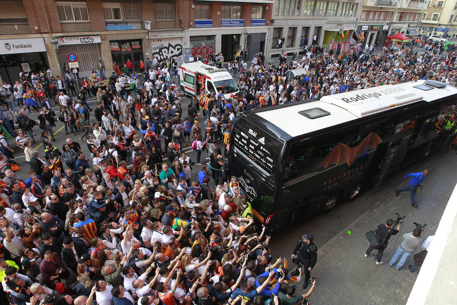 Lleno total por el centenario del Valencia. Mestalla se rinde a los pies de un partido único por el aniversario del club con un homenaje a los jugadores valencianistas de diferentes épocas. Un combinado con las leyendas del Valencia CF se enfrenta a un equipo de históricos de la selección española