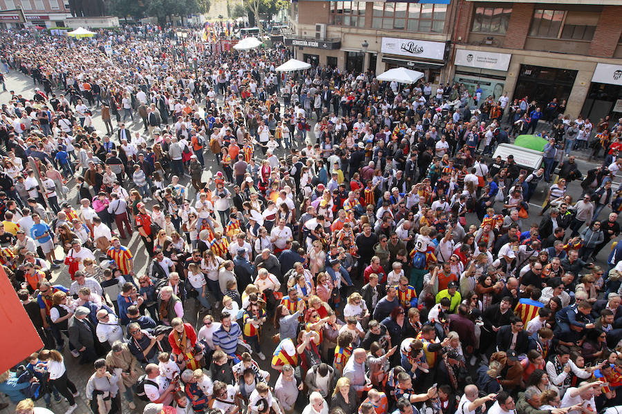 Lleno total por el centenario del Valencia. Mestalla se rinde a los pies de un partido único por el aniversario del club con un homenaje a los jugadores valencianistas de diferentes épocas. Un combinado con las leyendas del Valencia CF se enfrenta a un equipo de históricos de la selección española