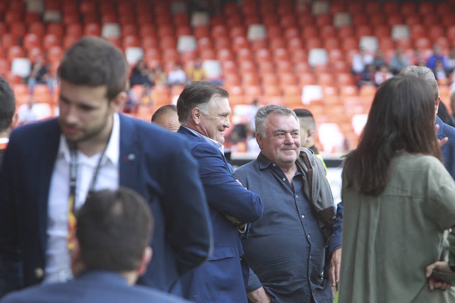 Lleno total por el centenario del Valencia. Mestalla se rinde a los pies de un partido único por el aniversario del club con un homenaje a los jugadores valencianistas de diferentes épocas. Un combinado con las leyendas del Valencia CF se enfrenta a un equipo de históricos de la selección española