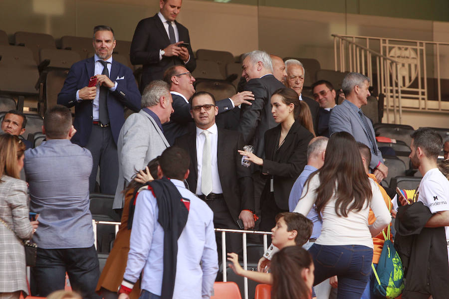 Lleno total por el centenario del Valencia. Mestalla se rinde a los pies de un partido único por el aniversario del club con un homenaje a los jugadores valencianistas de diferentes épocas. Un combinado con las leyendas del Valencia CF se enfrenta a un equipo de históricos de la selección española