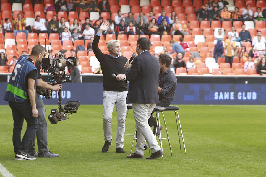 Lleno total por el centenario del Valencia. Mestalla se rinde a los pies de un partido único por el aniversario del club con un homenaje a los jugadores valencianistas de diferentes épocas. Un combinado con las leyendas del Valencia CF se enfrenta a un equipo de históricos de la selección española