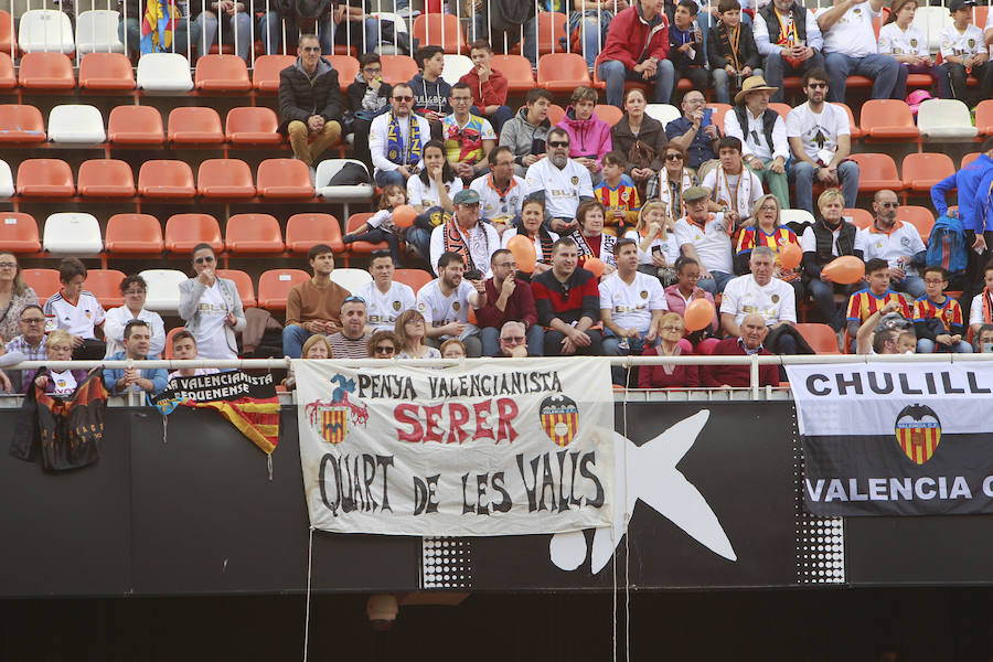 Lleno total por el centenario del Valencia. Mestalla se rinde a los pies de un partido único por el aniversario del club con un homenaje a los jugadores valencianistas de diferentes épocas. Un combinado con las leyendas del Valencia CF se enfrenta a un equipo de históricos de la selección española