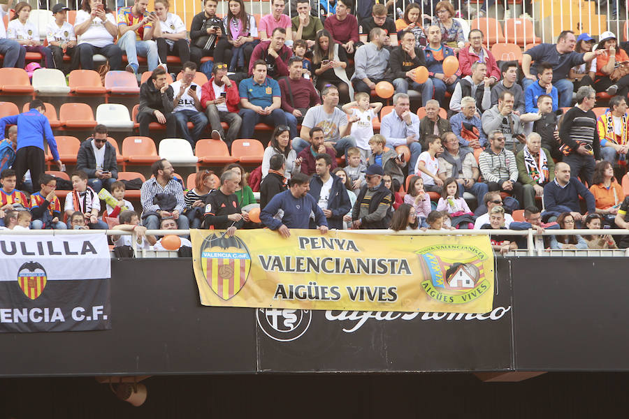 Lleno total por el centenario del Valencia. Mestalla se rinde a los pies de un partido único por el aniversario del club con un homenaje a los jugadores valencianistas de diferentes épocas. Un combinado con las leyendas del Valencia CF se enfrenta a un equipo de históricos de la selección española