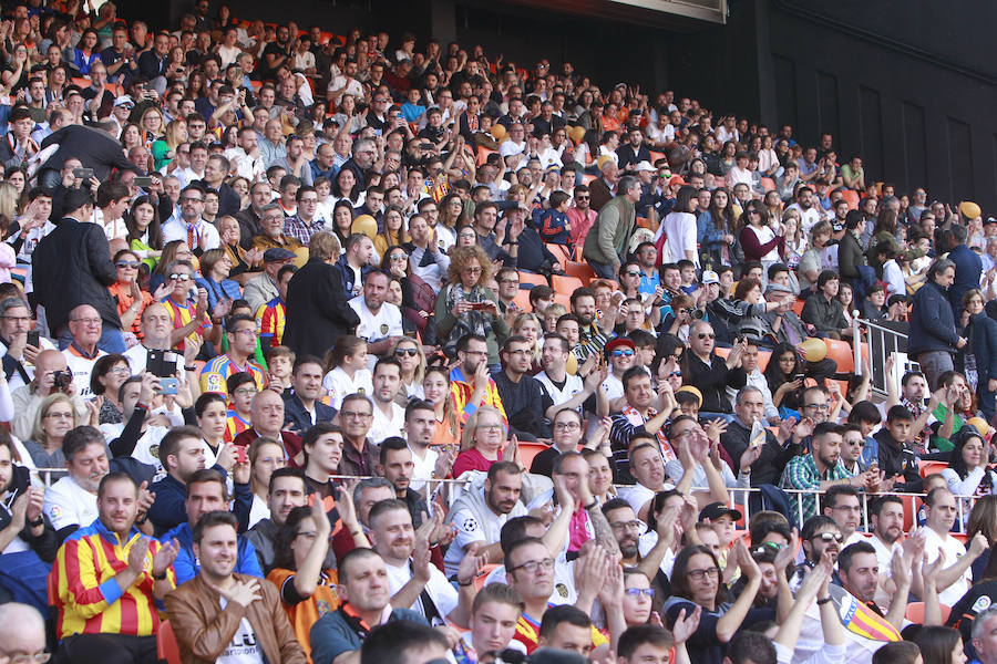 Lleno total por el centenario del Valencia. Mestalla se rinde a los pies de un partido único por el aniversario del club con un homenaje a los jugadores valencianistas de diferentes épocas. Un combinado con las leyendas del Valencia CF se enfrenta a un equipo de históricos de la selección española