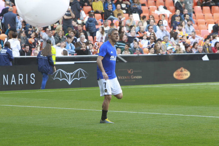 Lleno total por el centenario del Valencia. Mestalla se rinde a los pies de un partido único por el aniversario del club con un homenaje a los jugadores valencianistas de diferentes épocas. Un combinado con las leyendas del Valencia CF se enfrenta a un equipo de históricos de la selección española