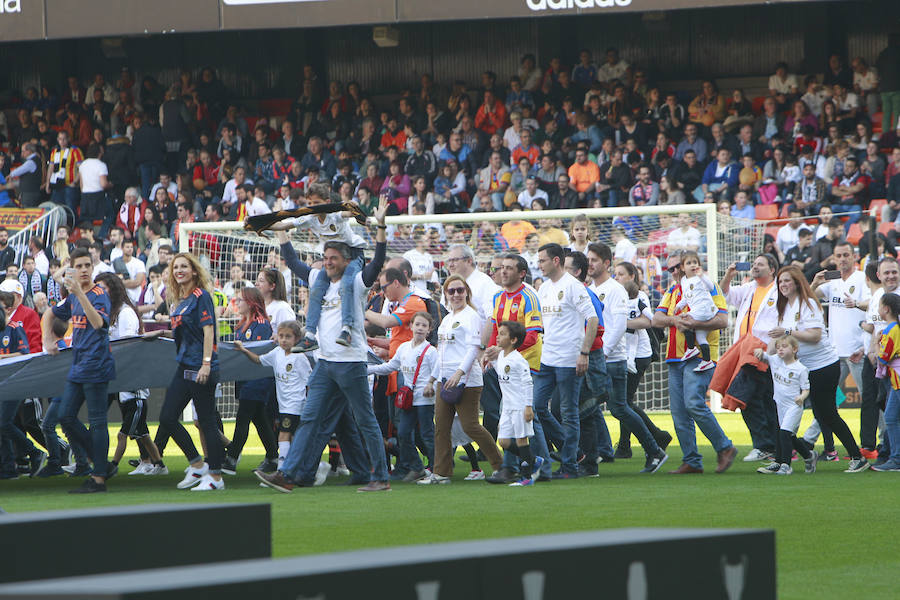 Lleno total por el centenario del Valencia. Mestalla se rinde a los pies de un partido único por el aniversario del club con un homenaje a los jugadores valencianistas de diferentes épocas. Un combinado con las leyendas del Valencia CF se enfrenta a un equipo de históricos de la selección española