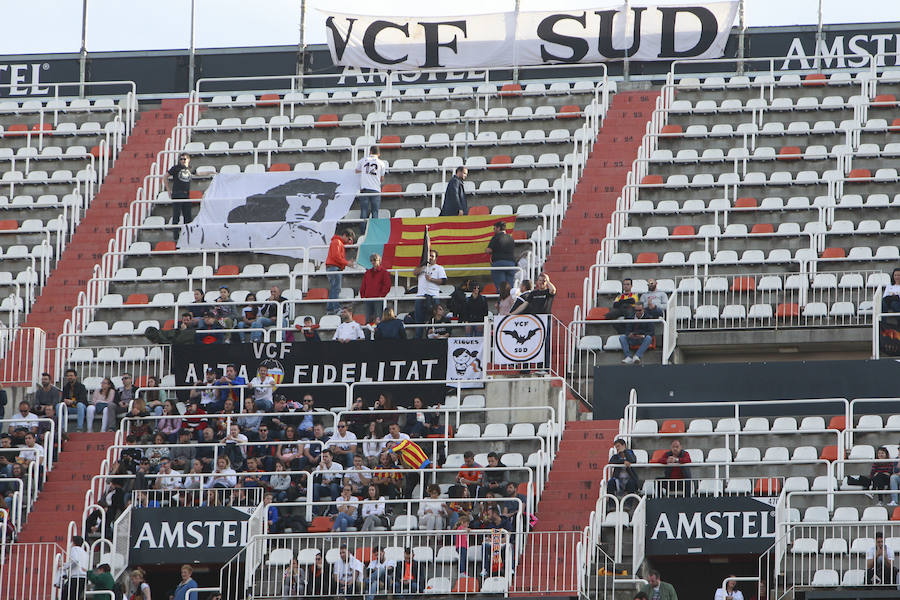 Lleno total por el centenario del Valencia. Mestalla se rinde a los pies de un partido único por el aniversario del club con un homenaje a los jugadores valencianistas de diferentes épocas. Un combinado con las leyendas del Valencia CF se enfrenta a un equipo de históricos de la selección española