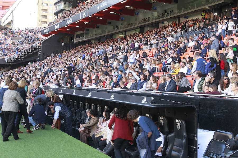 Lleno total por el centenario del Valencia. Mestalla se rinde a los pies de un partido único por el aniversario del club con un homenaje a los jugadores valencianistas de diferentes épocas. Un combinado con las leyendas del Valencia CF se enfrenta a un equipo de históricos de la selección española