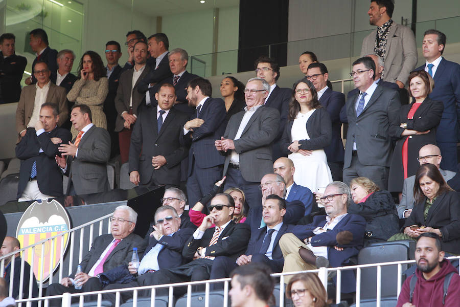 Lleno total por el centenario del Valencia. Mestalla se rinde a los pies de un partido único por el aniversario del club con un homenaje a los jugadores valencianistas de diferentes épocas. Un combinado con las leyendas del Valencia CF se enfrenta a un equipo de históricos de la selección española