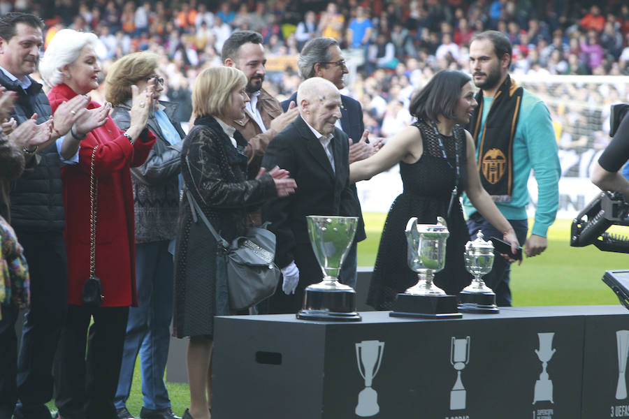 Lleno total por el centenario del Valencia. Mestalla se rinde a los pies de un partido único por el aniversario del club con un homenaje a los jugadores valencianistas de diferentes épocas. Un combinado con las leyendas del Valencia CF se enfrenta a un equipo de históricos de la selección española