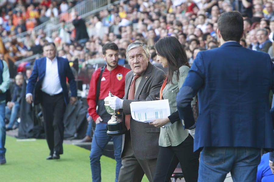 Lleno total por el centenario del Valencia. Mestalla se rinde a los pies de un partido único por el aniversario del club con un homenaje a los jugadores valencianistas de diferentes épocas. Un combinado con las leyendas del Valencia CF se enfrenta a un equipo de históricos de la selección española