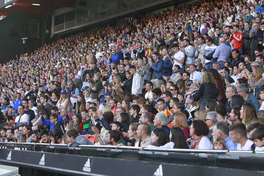 Lleno total por el centenario del Valencia. Mestalla se rinde a los pies de un partido único por el aniversario del club con un homenaje a los jugadores valencianistas de diferentes épocas. Un combinado con las leyendas del Valencia CF se enfrenta a un equipo de históricos de la selección española